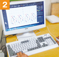 パソコン上でデータの面付け作業(配置組み立て)を行います